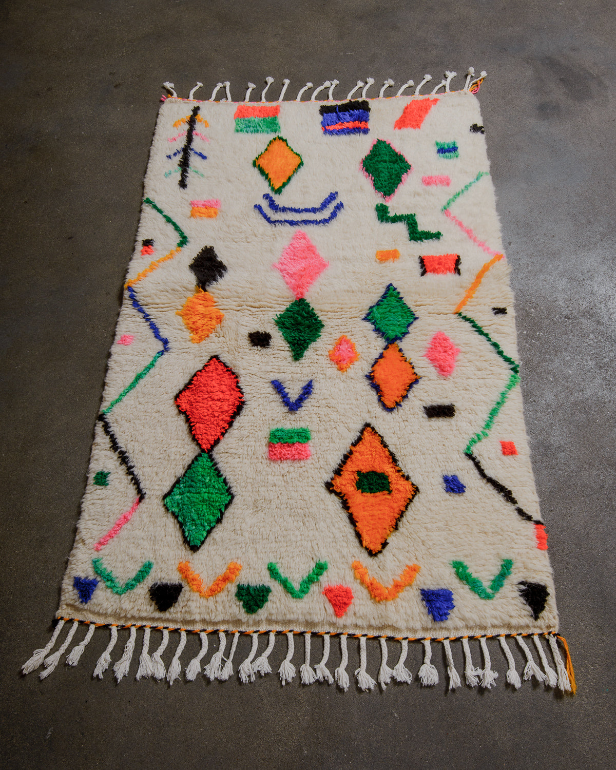 Colorful geometric patterned Berberlin Finest rug on a gray floor